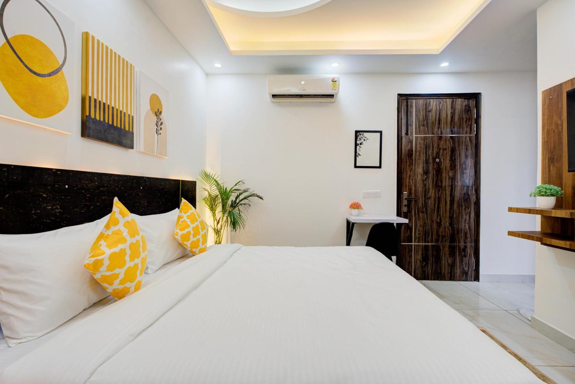 The Empire Studioz Hotel Golf Course Road Studio With Kitchen & Balcony One Horizon Center Paras Hospital Cyber City Gurgaon Exterior photo