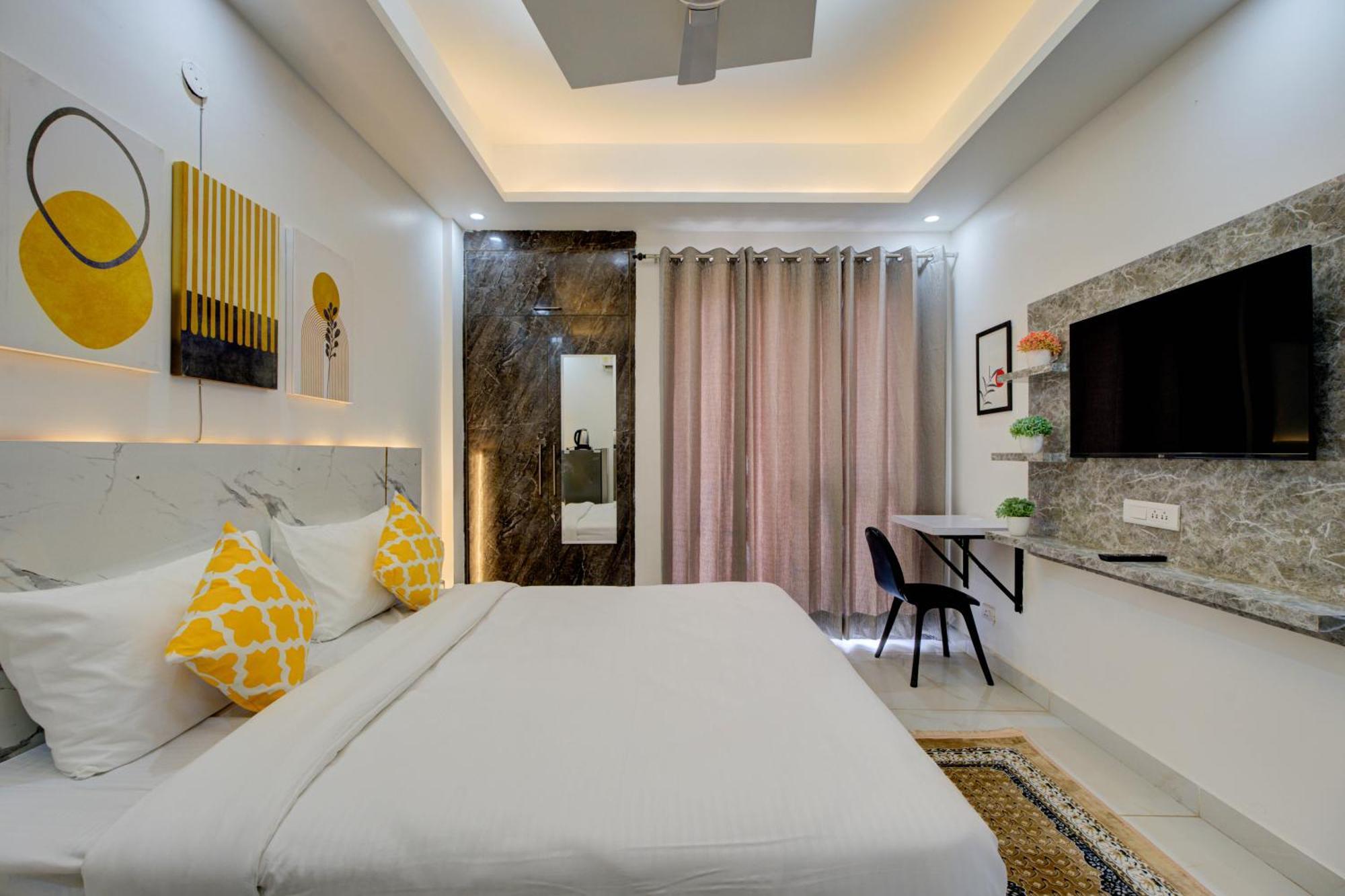 The Empire Studioz Hotel Golf Course Road Studio With Kitchen & Balcony One Horizon Center Paras Hospital Cyber City Gurgaon Exterior photo