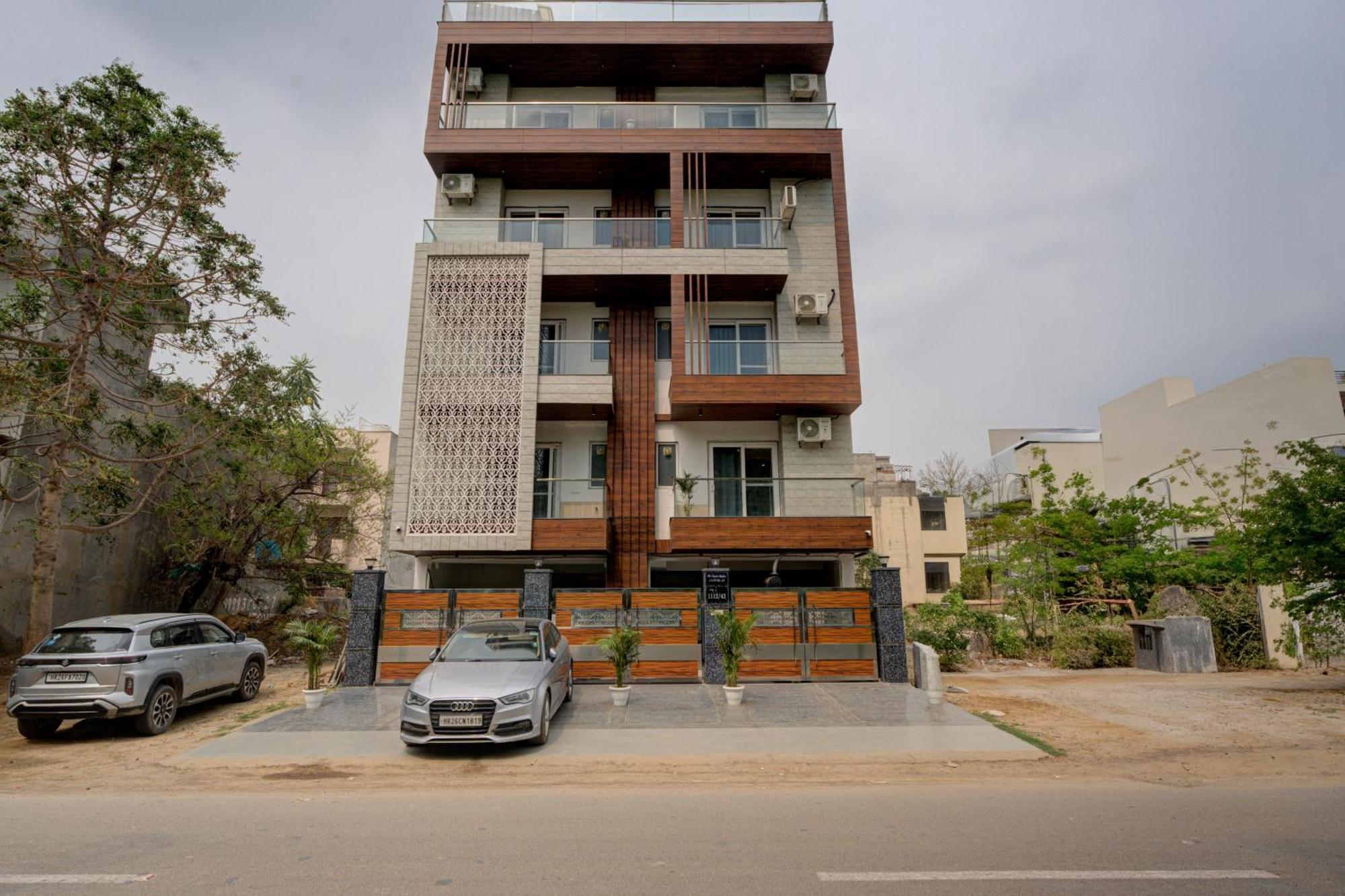 The Empire Studioz Hotel Golf Course Road Studio With Kitchen & Balcony One Horizon Center Paras Hospital Cyber City Gurgaon Exterior photo