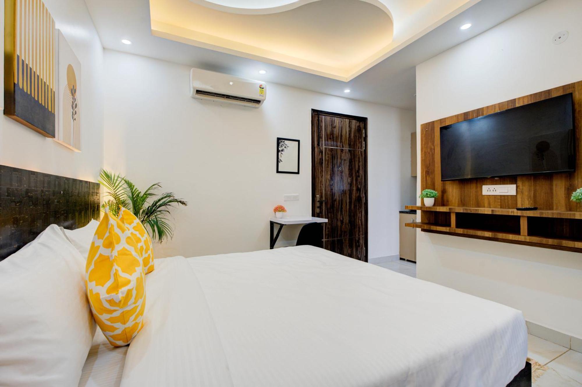 The Empire Studioz Hotel Golf Course Road Studio With Kitchen & Balcony One Horizon Center Paras Hospital Cyber City Gurgaon Exterior photo