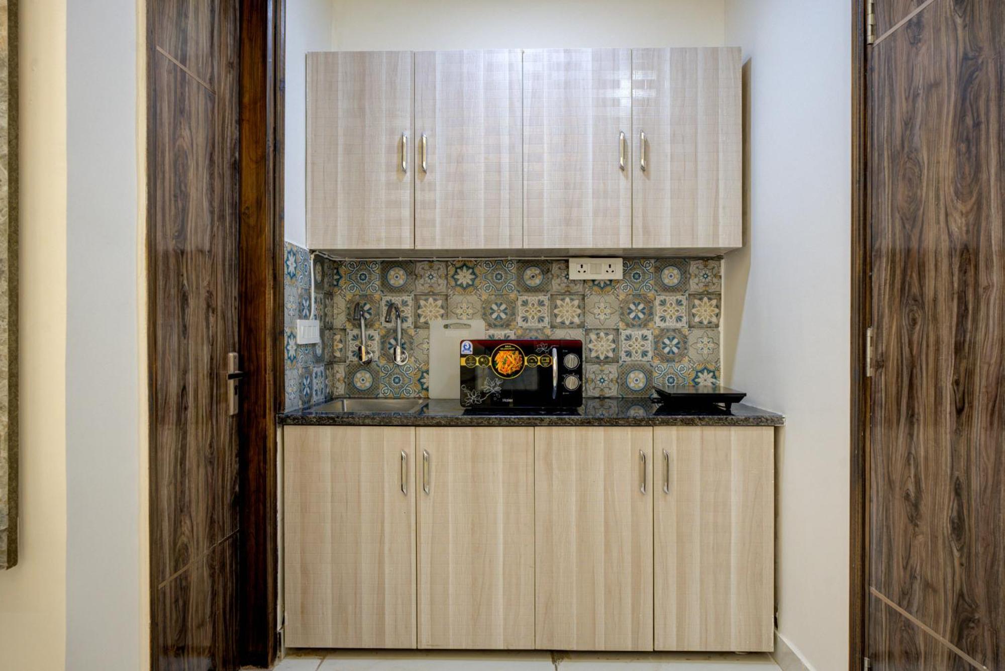 The Empire Studioz Hotel Golf Course Road Studio With Kitchen & Balcony One Horizon Center Paras Hospital Cyber City Gurgaon Exterior photo