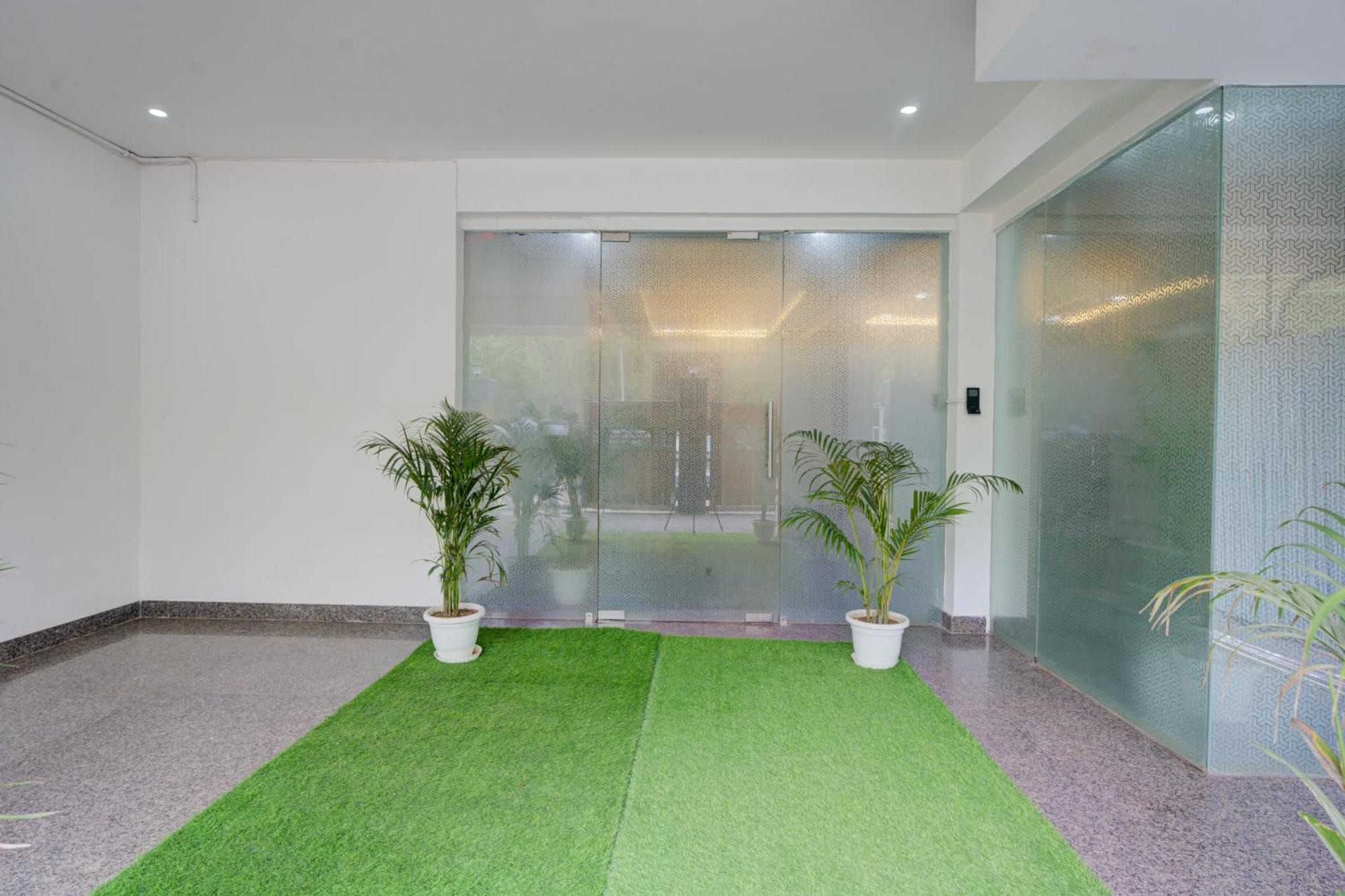 The Empire Studioz Hotel Golf Course Road Studio With Kitchen & Balcony One Horizon Center Paras Hospital Cyber City Gurgaon Exterior photo