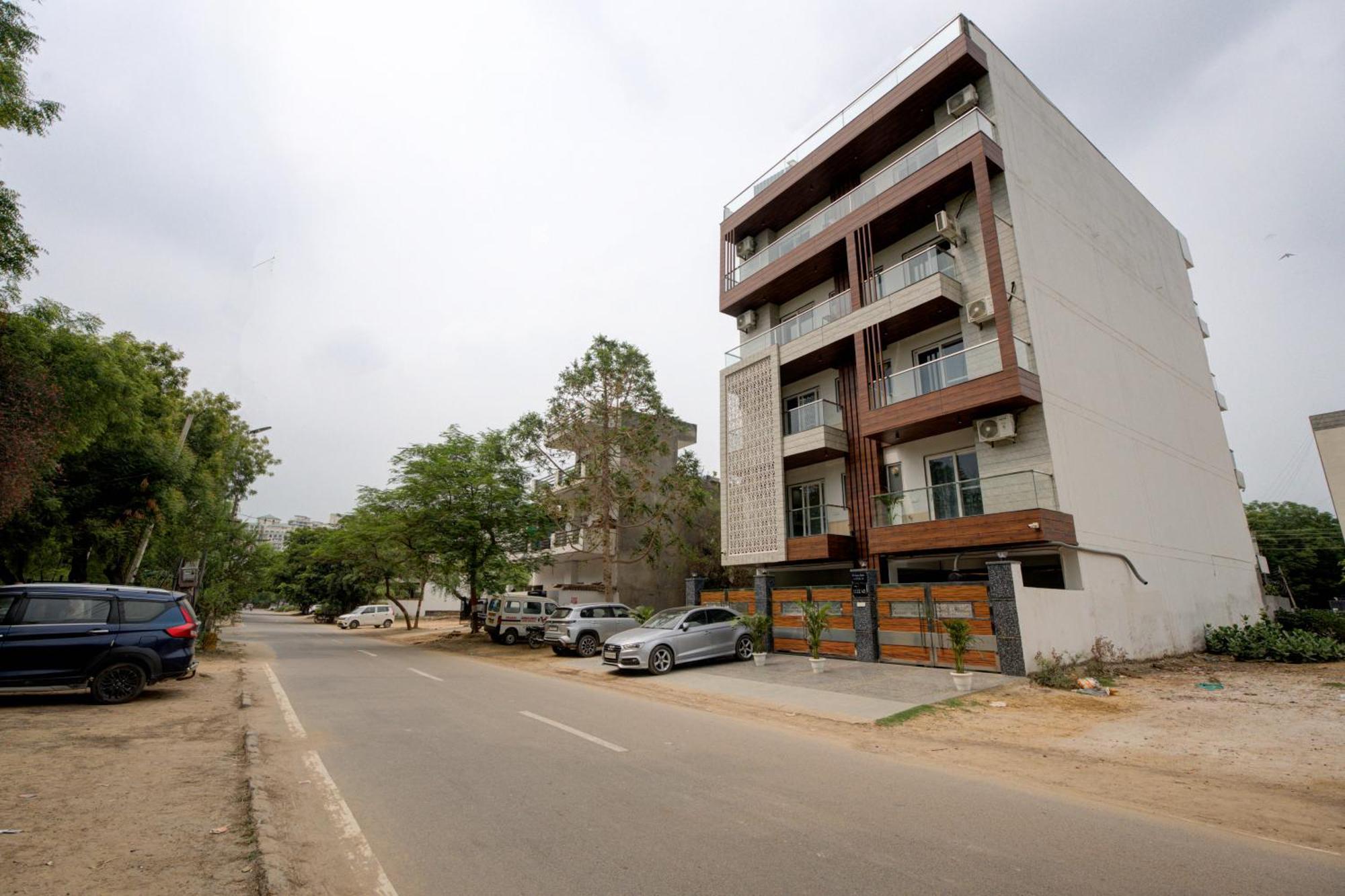 The Empire Studioz Hotel Golf Course Road Studio With Kitchen & Balcony One Horizon Center Paras Hospital Cyber City Gurgaon Exterior photo